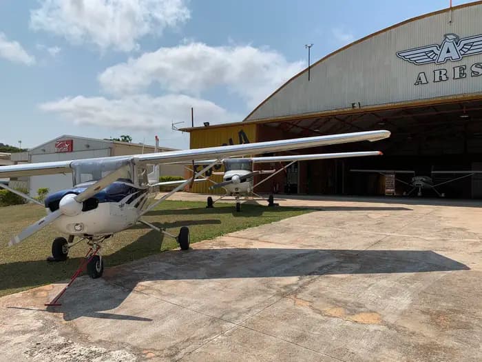 Aviões estacionados de canto